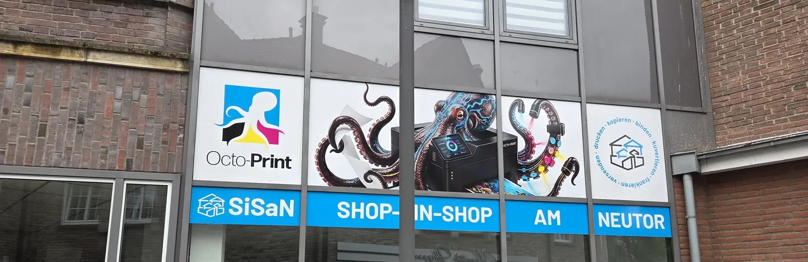 Schaufenster am Neutor mit Octo-Print, dem Kraken am Drucker und dem Band Shop-in-Shop am Neutor